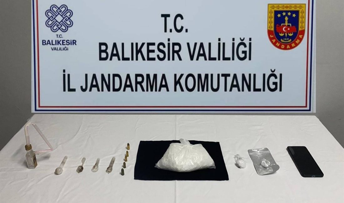 Balıkesir’de Jandarma Ekiplerinden Suçla Mücadelede Önemli Adım Balıkesir’de düzenlenen operasyonlarda çok sayıda şüpheli gözaltına alındı, çeşitli maddeler