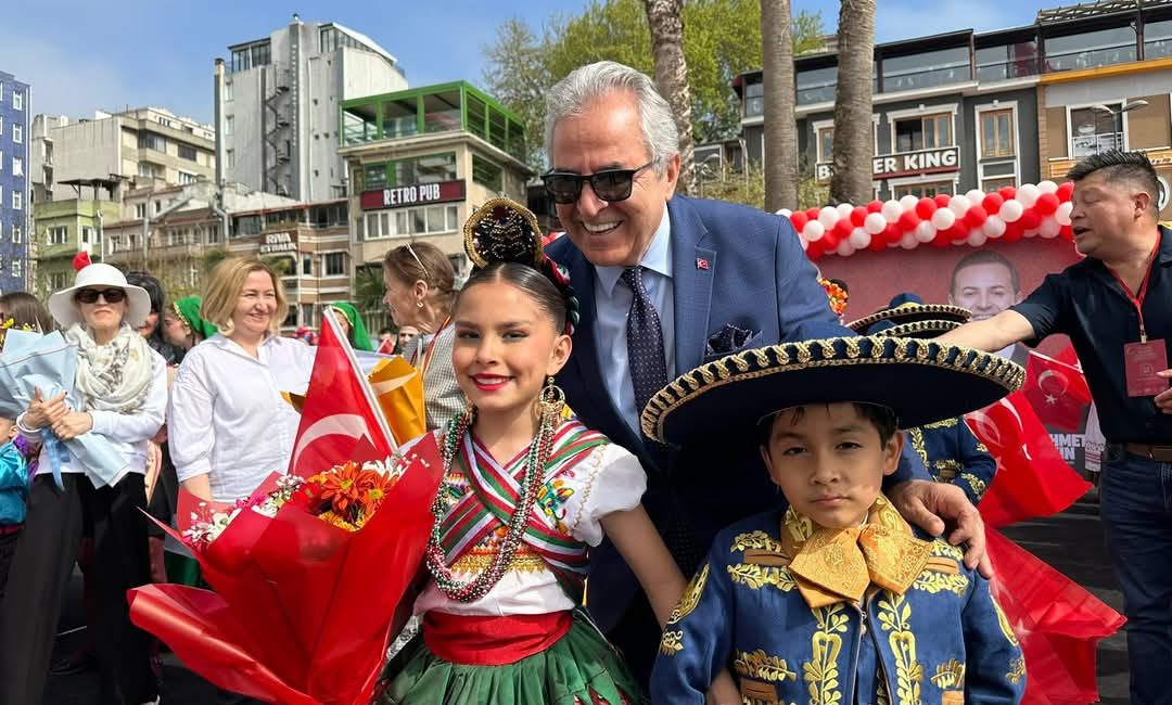  Bandırma'da 1. Uluslararası Balıkesir Çocuk Festivali kapsamında düzenlenen halk