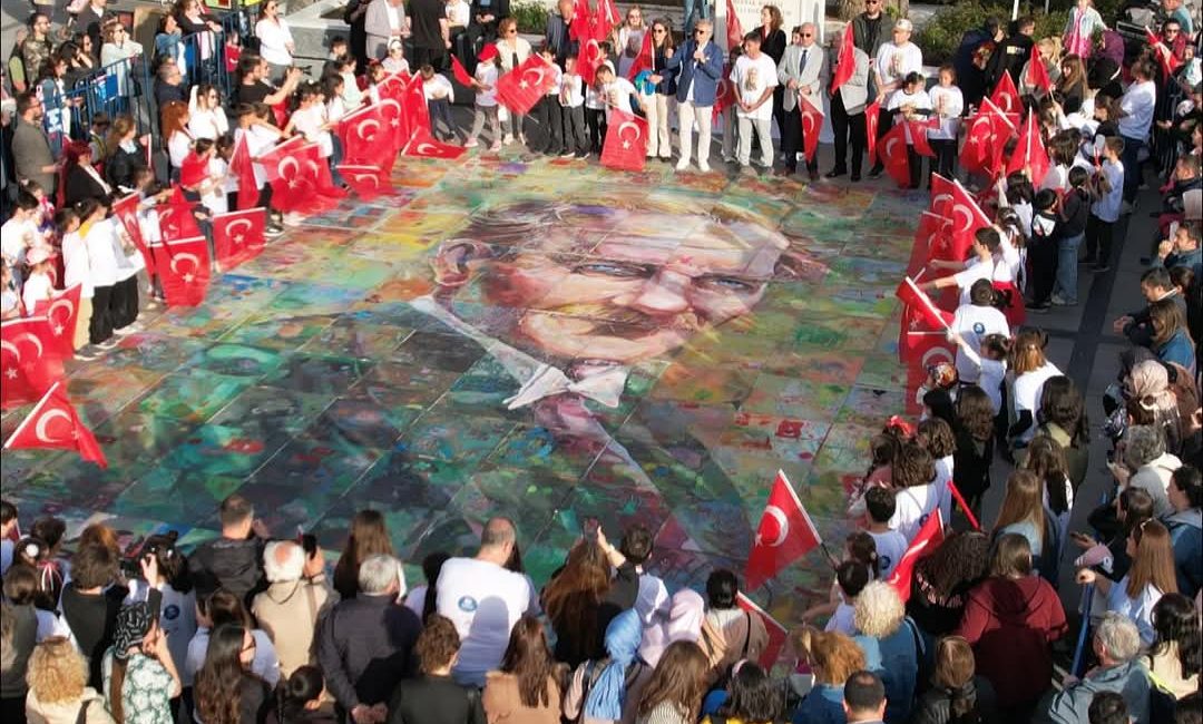 BANDIRMA’DA SANATLA TARİHE YOLCULUK: ATATÜRK PORTRESİ İÇİN DEV PUZZLE ETKİNLİĞİ CUMHURİYET MEYDANI’NI RENKLENDİRDİ Bandırma Belediyesi, sanatla dolu anlamlı bir etkinliğe daha ev sahipliği