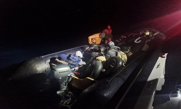 Ayvalık açıklarında 35 düzensiz göçmen Sahil Güvenlik’ten kaçamadı Balıkesir’in Ayvalık ilçesinde yasa dışı yollarla Yunanistan’ın Midilli Adası’na gitmek