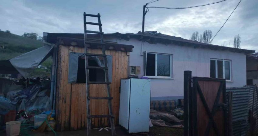 Balıkesir’in Gönen ilçesinde tek katlı ahşap bina çıkan yangında kullanılamaz