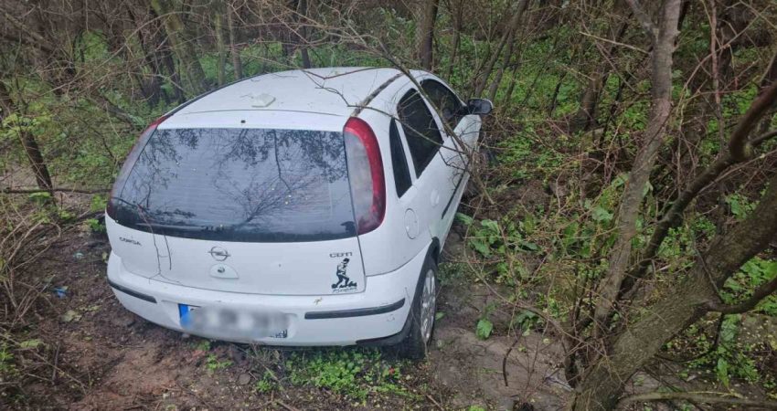 Bandırma’da kaza…Tabelaya çarptı, uçuruma yuvarlandı Balıkesir’in Bandırma ilçesinde direksiyon hâkimiyetini kaybeden araç önce tabelaya çarptı