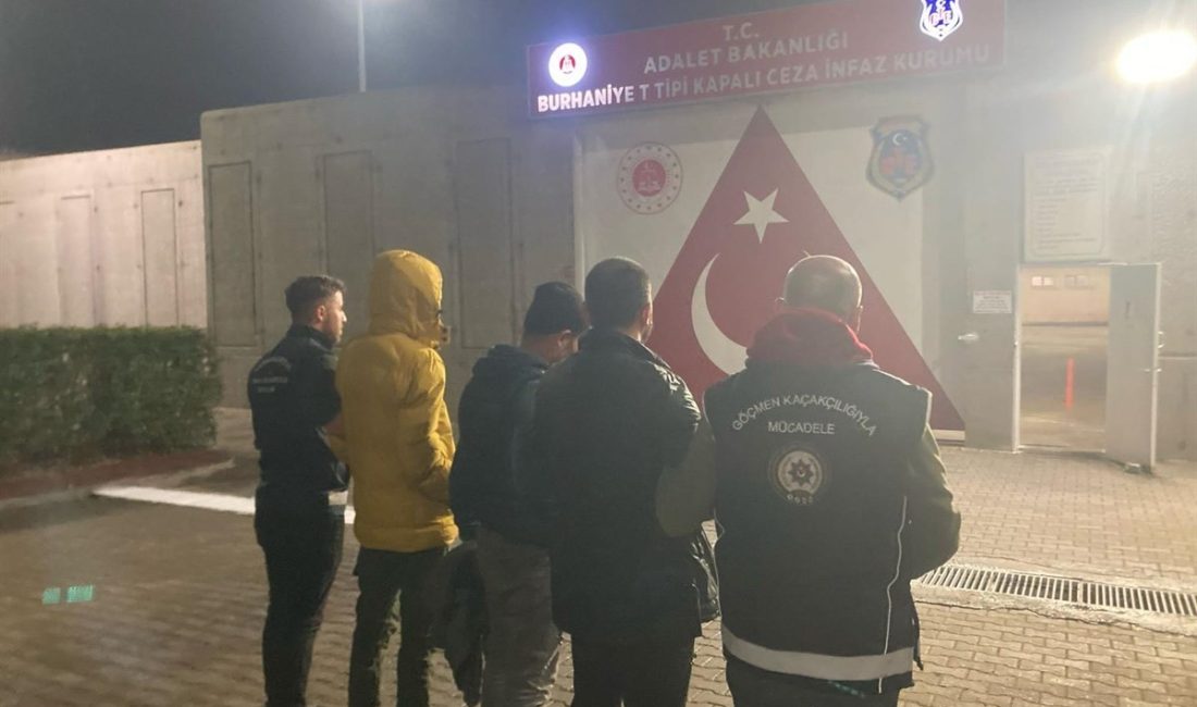 Edremit’te göçmen kaçakçılığı operasyonu: 3 tutuklama Balıkesir’in Edremit ilçesinde, yasa dışı yollarla yurt dışına kaçış hazırlığında