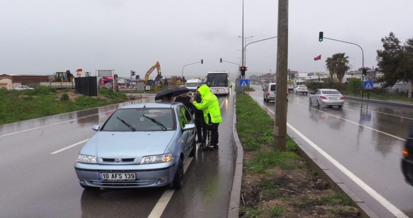 Bandırma’da yağışlı hava kazayı beraberinde getirdi, otobüs taksiye çarptı, 2 yaralı Balıkesir’in Bandırma ilçesinde, yağışlı hava nedeniyle kayganlaşan yolda meydana gelen