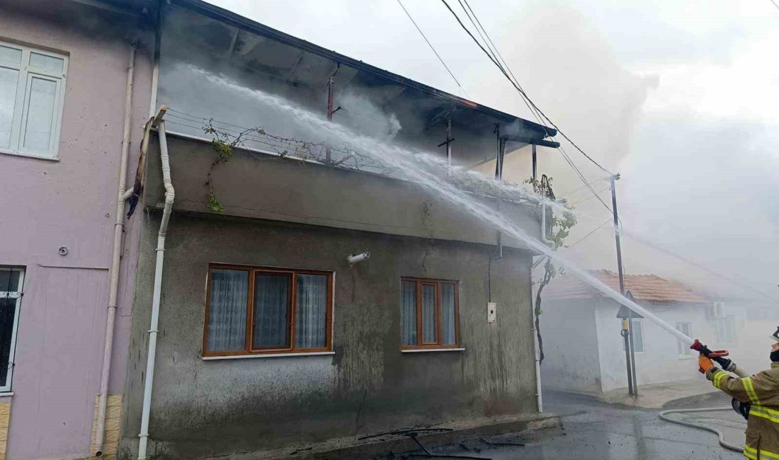 Burhaniye’de yangın paniği Balıkesir’in Burhaniye ilçesinde iki katlı bir binanın üst katında çıkan