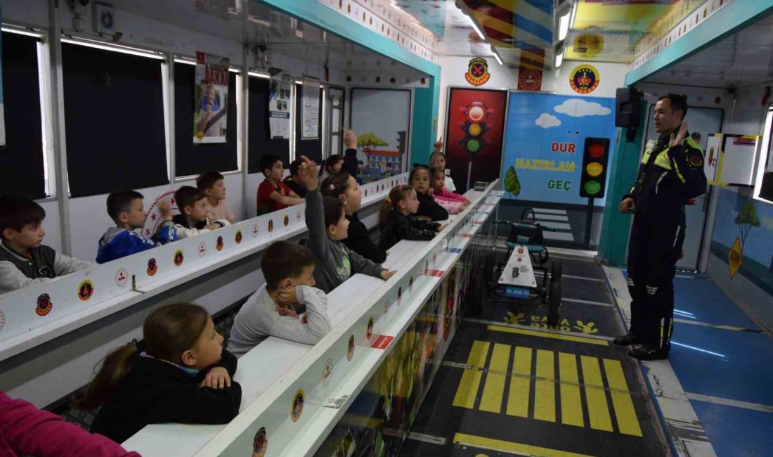 Jandarmadan çocuklara ve vatandaşlara trafik farkındalığı Balıkesir İl Jandarma Komutanlığı Trafik ekipleri tarafından çocuklara trafik bilinci