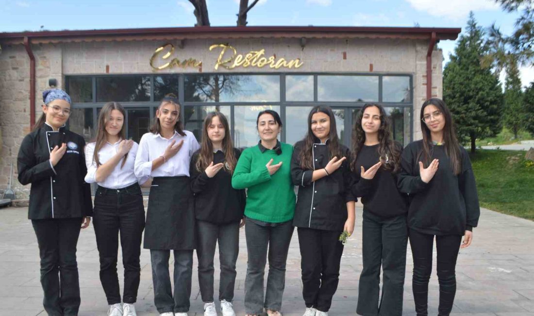 Turizm öğrencileri işitme engelliler için işaret dili öğrendi Millî Eğitim Bakanlığı’na bağlı Cunda Turizm Mesleki ve Teknik Anadolu