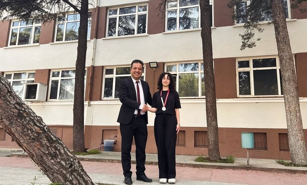 Balıkesir Lisesi öğrencisi Betül Sarfın, taekwondo branşında gösterdiği üstün performansla