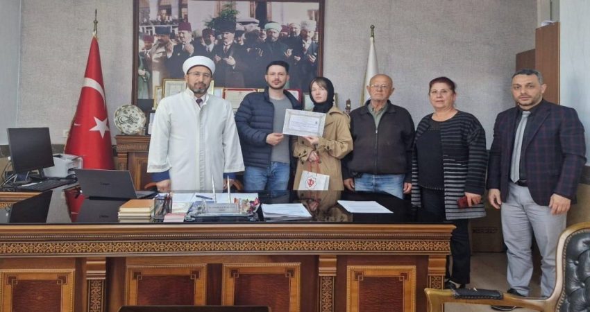 Bandırma’da Rus Vatandaşı Erina, müslüman oldu Bandırma İlçe Müftülüğü’nde düzenlenen ihtida merasimiyle Rus vatandaşı Erina, kendi