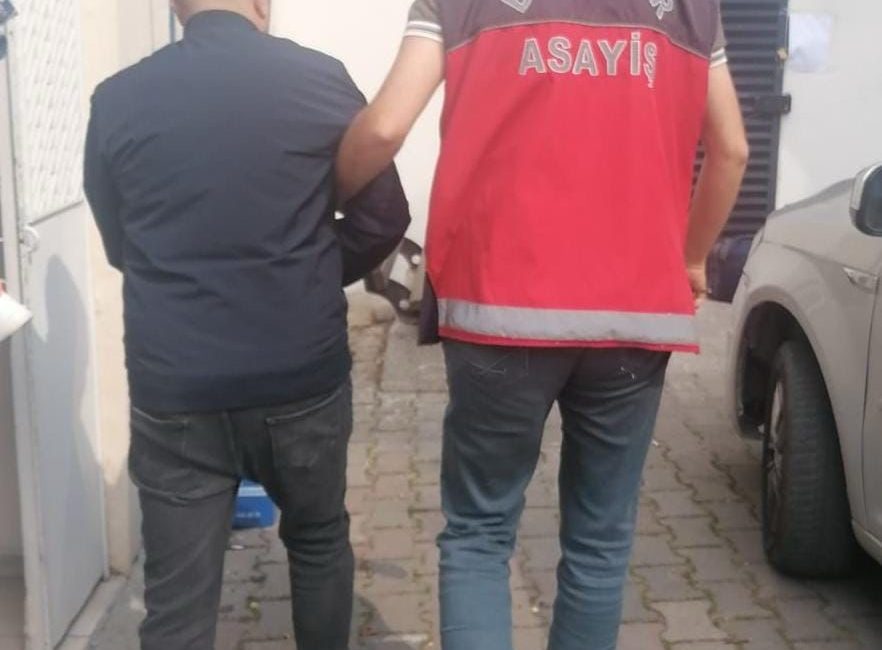 Hırsızlık suçundan aranan şahıs yakalandı Balıkesir’de polis ekipleri hırsızlık suçundan aranan ve hakkında 19 yıl