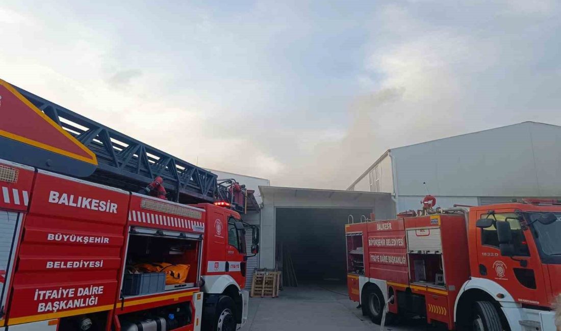 Balıkesir’de marangoz atölyesi alevlere teslim oldu Balıkesir’in Burhaniye ilçesinde bir marangoz atölyesinde çıkan yangın, itfaiye ekiplerinin