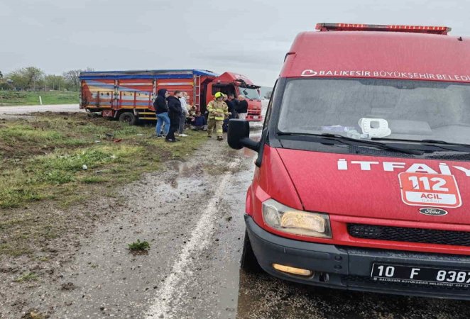 Manyas’ta trafik kazası: 2 yaralı Balıkesir’in Manyas ilçesinde aşırı yağış nedeniyle kayganlaşan yolda sürücüsünün direksiyon