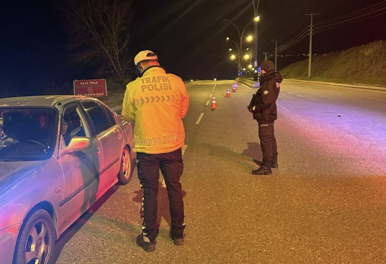 Balıkesir’de Asayiş ve Trafik Huzur Uygulaması: 8 Kişi Gözaltına Alındı Balıkesir İl Emniyet Müdürlüğü ekipleri tarafından il genelinde gerçekleştirilen “Asayiş