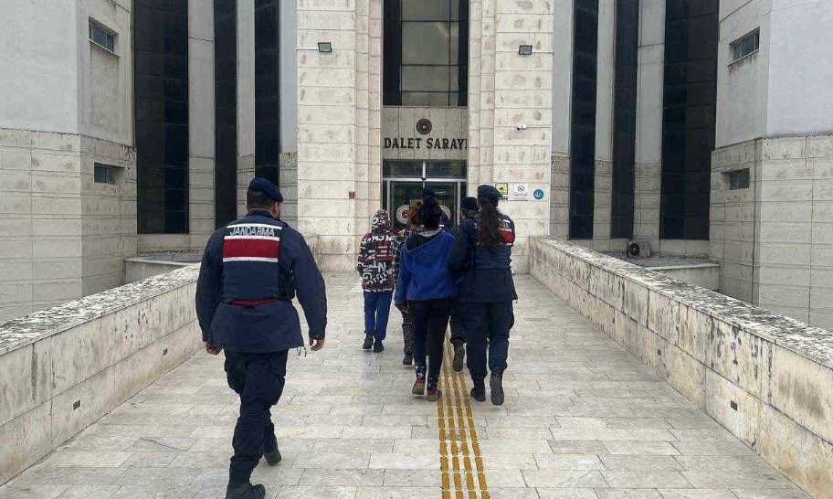 Balıkesir’in Edremit ilçesinde işyerlerinden bakır kablo çaldıkları iddiasıyla gözaltına alınan