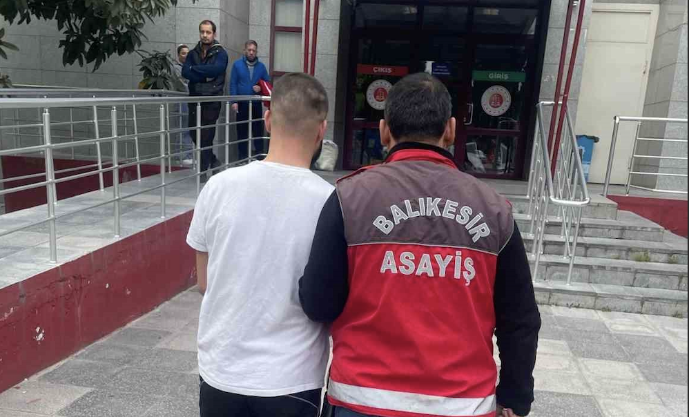 Balıkesir’de hırsızlık suçundan aranan şahıs kaçtı, kovalamaca sonucu yakalandı Balıkesir’de hırsızlık suçundan 19 yıl 7 ay hapis cezası bulunan