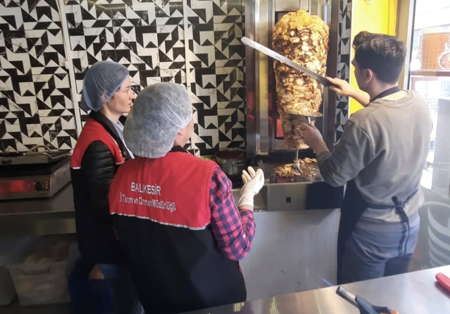 Balıkesir’de döner satış noktaları denetlendi Balıkesir’in Edremit ilçesinde döner satışı yapan toplu tüketim işletmeleri, İl