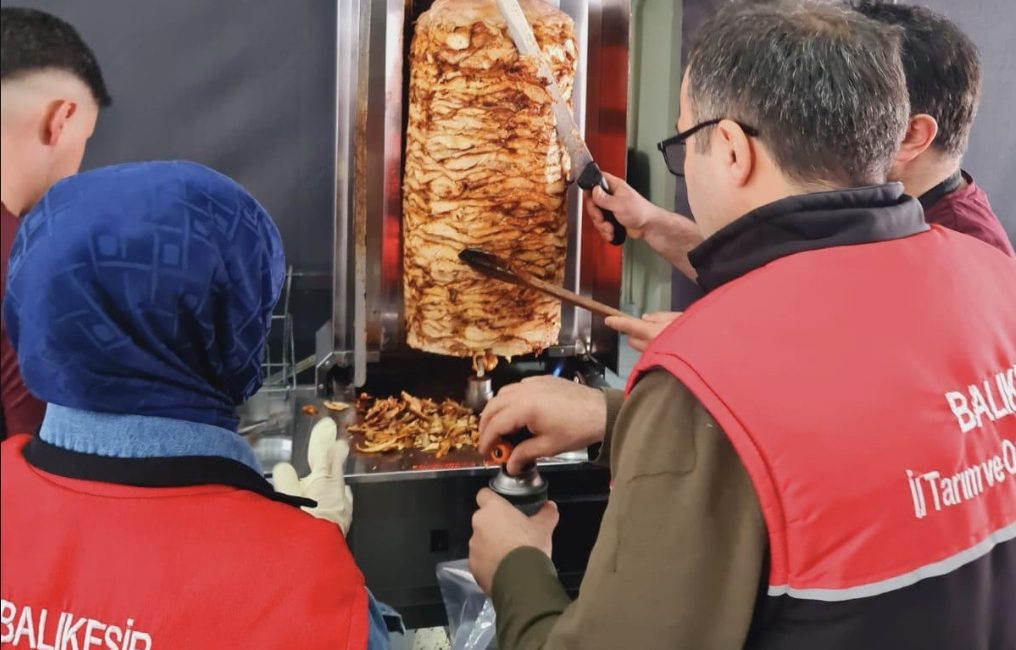 Balıkesir'in Gönen ilçesinde gıda güvenliğini sağlamak amacıyla yapılan rutin denetimler