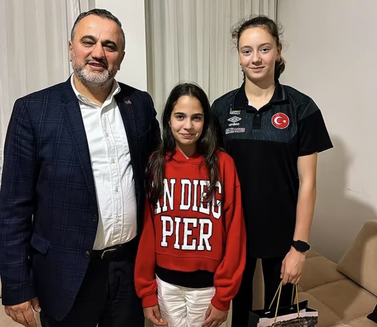 Mehmet Doğan’dan milli sporcuya anlamlı ziyaret Balıkesir AK Parti Meclis Üyesi Mehmet Doğan, milli pentatlet Zeynep