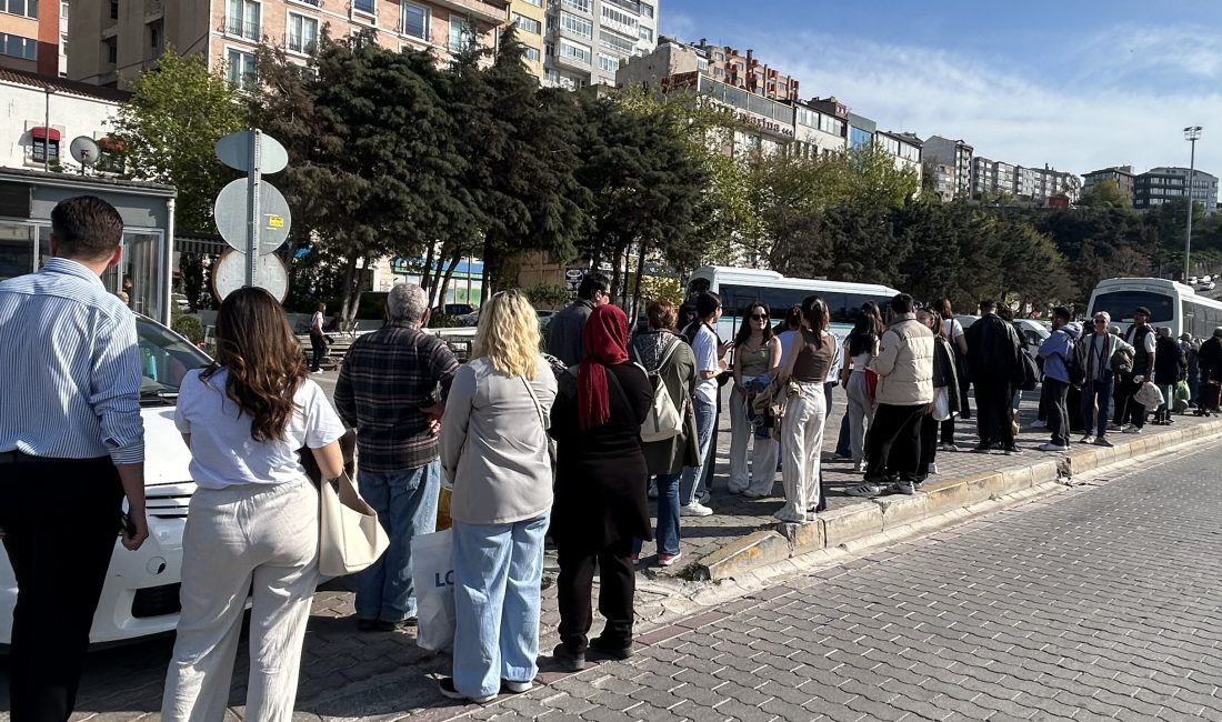 Bandırma’da Erdek Otobüs Kuyruğu Sorunu Balıkesir’in Bandırma ilçesinde, Erdek yönüne gitmek isteyen yolcular yaklaşık 30