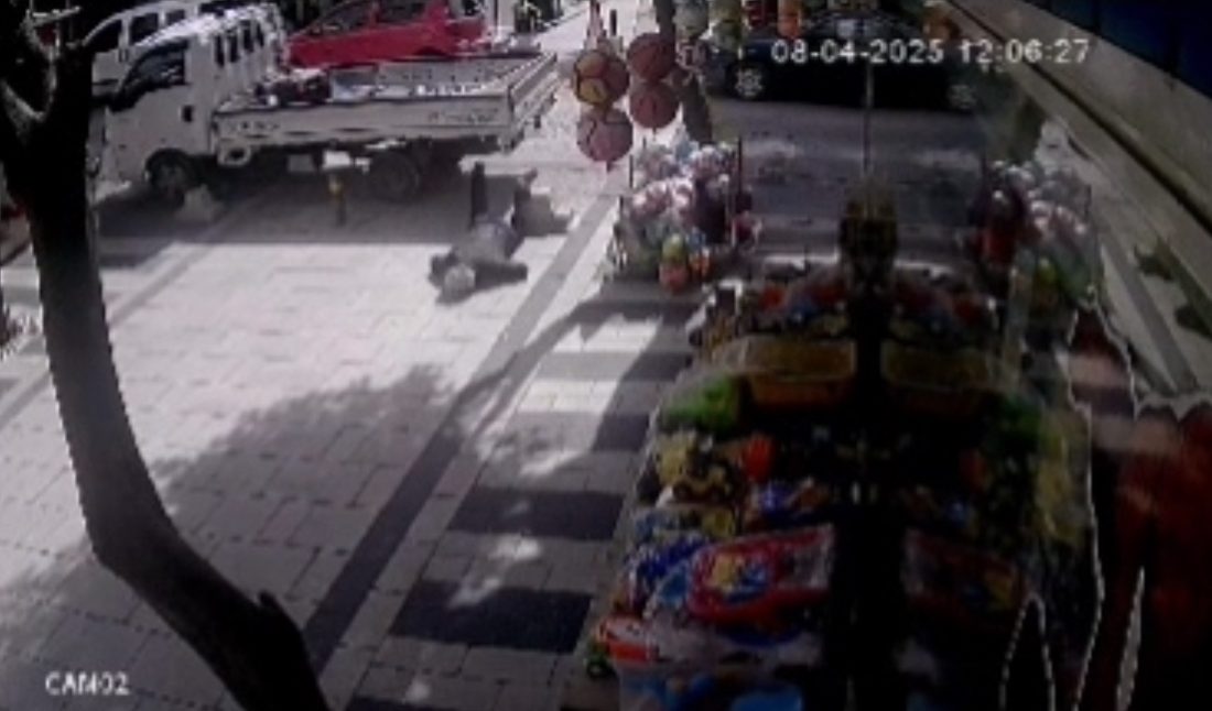 Bandırma’da Kaldırım Tehlikesi: Her Hafta Biri Düşüyor Bandırma’nın Günaydın Mahallesi İstiklal Caddesi No: 66 adresinde, kaldırıma yerleştirilen