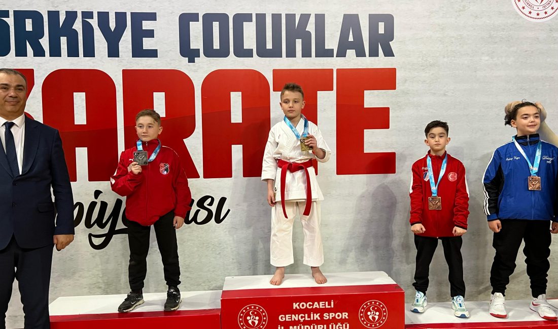 Manyas Belediyespor’un 4 sporcusu milli takım kadrosuna seçildi Balıkesir’in Manyas ilçesini temsil eden Manyas Belediyespor Karate Takımı, Kocaeli’de