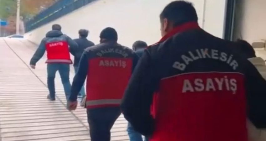 Balıkesir’den beş ile uzanan dolandırıcılık zinciri çözüldü Balıkesir merkezli yürütülen nitelikli dolandırıcılık soruşturması kapsamında, beş ilde