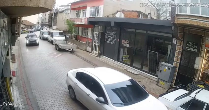 Gönen’de aracıyla çevreye zarar veren şahıs kameralara yansıdı Balıkesir’in Gönen ilçesi Malkoç Mahallesi Müftü Şevket Caddesi’nde sabah saatlerinde