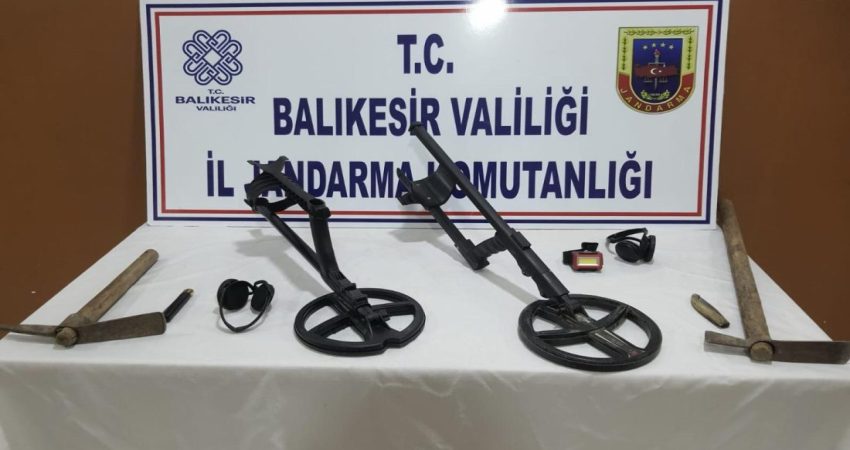 Balıkesir’in Susurluk ilçesi Bozen Mahallesi’nde kaçak kazı yaptığı belirlenen 4