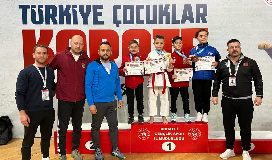 Kocaeli’de düzenlenen Türkiye Çocuklar Karate Şampiyonası’nda 11 yaşındaki Balıkesirli sporcu