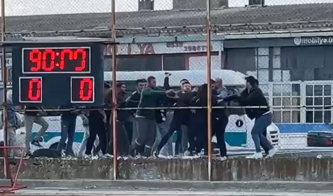 Balıkesir’de Maç Sonrası Taraftarlar Arasında Kavga Çıktı Balıkesir Marmara A Grubu 2. Küme’de oynanan ve Bandırma’nın iki