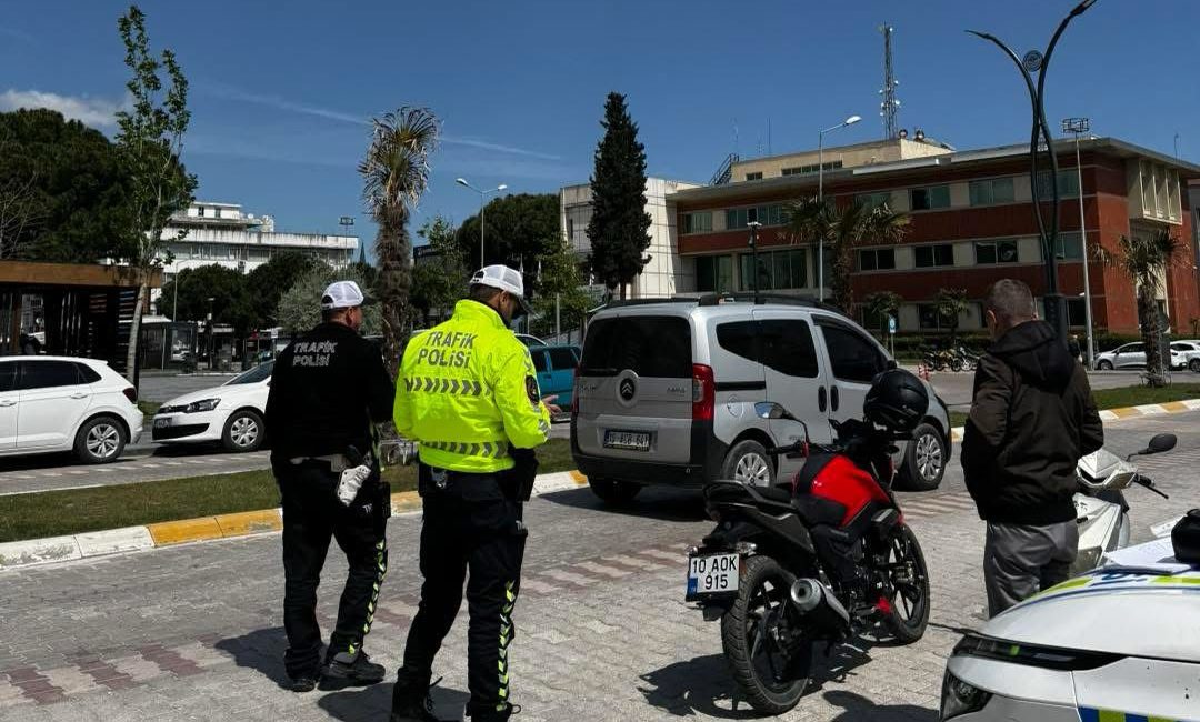 Gönen’de Trafik Denetimleri Aralıksız Devam Ediyor Gönen İlçe Emniyet Müdürlüğü ekipleri, motorlu araçlar, elektrikli bisikletler ve