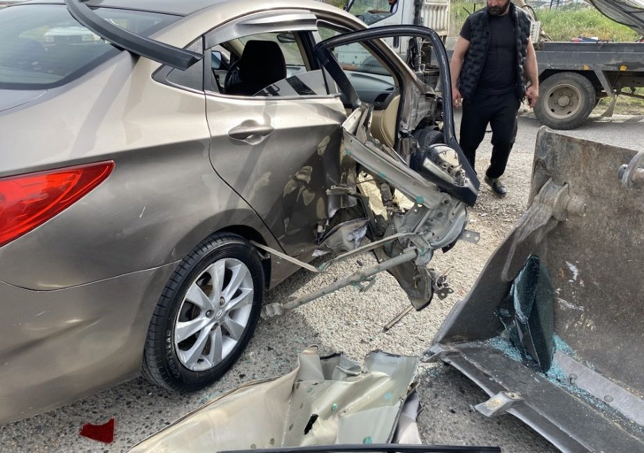 Ayvalık’ta iş makinesi ile otomobil çarpıştı: 1 çocuk ve 1 hamile kadın yaralandı Balıkesir’in Ayvalık ilçesinde iş makinesi ile otomobilin çarpıştığı kazada hamile