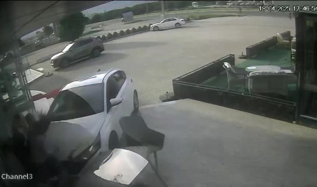 Önce motosiklet ile çarpıştı sonra mağazaya daldı Yaşanan kazada otomobil önce motosiklete ardından mağaza önünde oturan 3