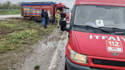 Balıkesir’in Manyas ilçesinde aşırı yağış nedeniyle kayganlaşan yolda sürücüsünün direksiyon