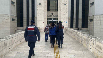 Balıkesir’in Edremit ilçesinde işyerlerinden bakır kablo çaldıkları iddiasıyla gözaltına alınan