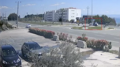 Balıkesir’in Edremit ilçesinde otomobille çarpışan motosiklet sürücüsü yaralandı. Kaza anı