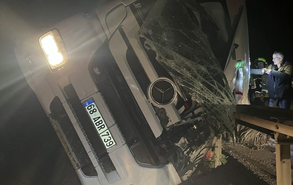 Balıkesir'in Susurluk ilçesi Sultançayır mevkiinde meydana gelen trafik kazasında bir