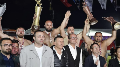 Antalya’nın Gazipaşa ilçesinde düzenlenen Yağlı Güreşler’e katılan Balıkesir Büyükşehir Belediyespor