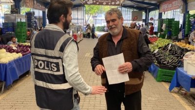 Balıkesir’in Gönen ilçesinde, İlçe Emniyet Müdürlüğü ekipleri Salı Pazarı’nda vatandaşlara