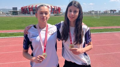 Balıkesir’in Bandırma ilçesinde eğitim gören öğrenciler, farklı spor branşlarında elde