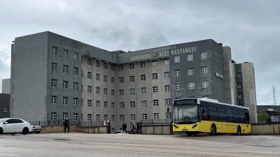 Balıkesir’in Bandırma ilçesinde 16 yaşındaki bir genç, acil serviste yapılan