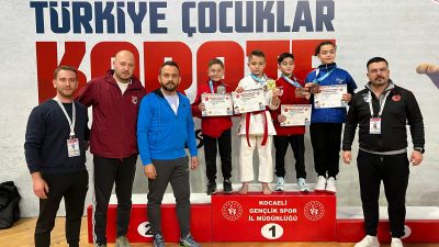 Kocaeli’de düzenlenen Türkiye Çocuklar Karate Şampiyonası’nda 11 yaşındaki Balıkesirli sporcu