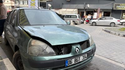 Bandırma’da 1 haftadır aynı yerde park halinde duran hasarlı araç,