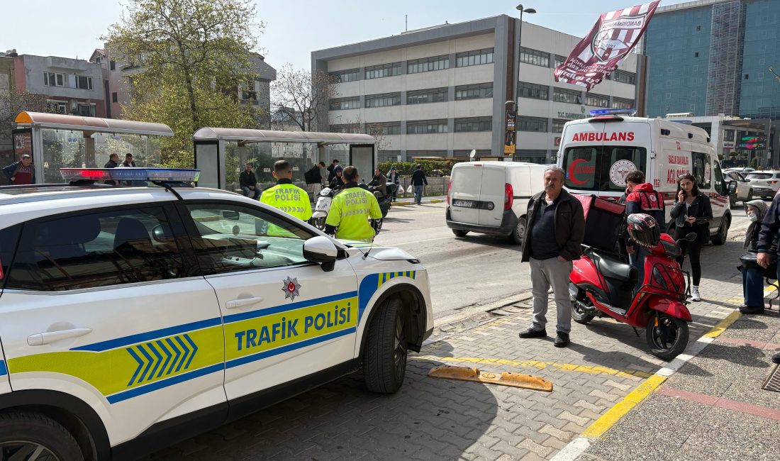 Bandırma’da plakasız bir araç, durakta bekleyen yayaya çarpıp kaçtı. Kazada