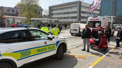Bandırma’da plakasız bir araç, durakta bekleyen yayaya çarpıp kaçtı. Kazada