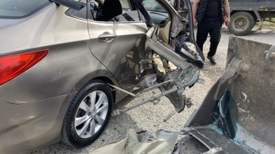 Balıkesir’in Ayvalık ilçesinde iş makinesi ile otomobilin çarpıştığı kazada hamile