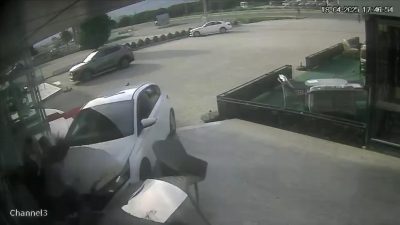 Yaşanan kazada otomobil önce motosiklete ardından mağaza önünde oturan 3