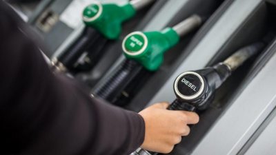 Brent petrol ve döviz kurundaki dalgalanmalar ile vergi artışları akaryakıt