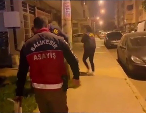 Balıkesir merkezli 5 ilde eş zamanlı dolandırıcılık operasyonunda yakalanan 11