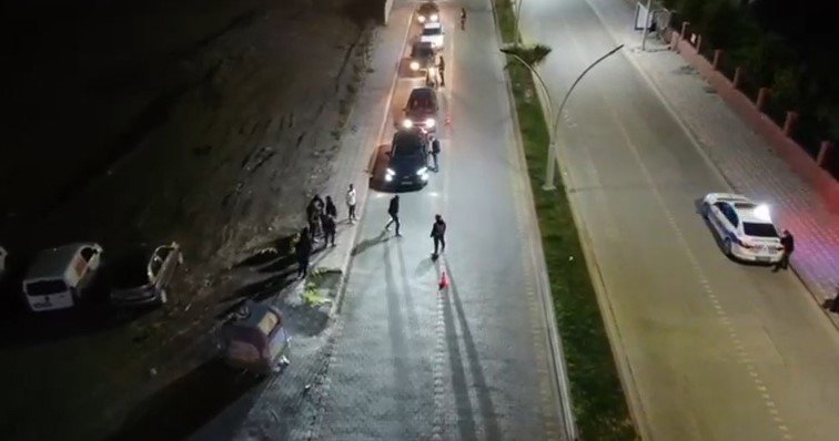 Asayiş ve narkotik uygulamasında aranan 4 şahıs yakalandı Balıkesir’in Edremit ilçesinde geniş kapsamlı asayiş, narkotik ve huzur uygulaması